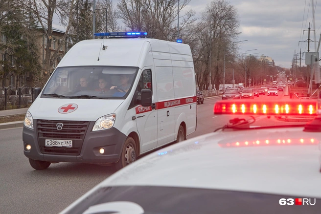 Обстоятельства ДТП выясняют сотрудники Госавтоинспекции | Источник: Роман Данилкин / 63.RU