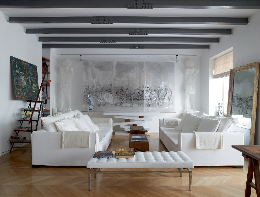 Музыкальная гостиная. В центре — работа «Тайная вечеря» арт-группы Recycle. Консоль под ней изготовлена на заказ. Диваны, Baltus, кожаная лавка, Alivar. | Источник: РИЧАРД ПАУЭРС (RICHARD POWERS)