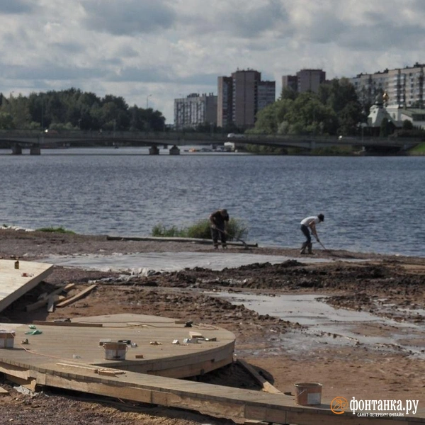 Береговую линию только готовят к благоустройству | Источник: Михаил Огнев / FONTANKA.RU