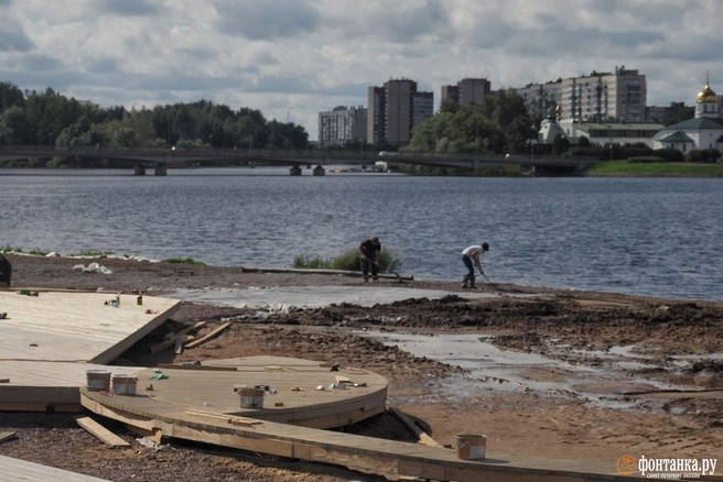 Благоустройство пляжа в Колпино 1 сентября | Источник: Михаил Огнев / FONTANKA.RU