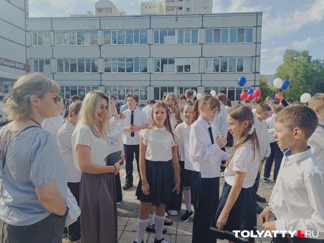 Первая учительница пришла поддержать свой класс, который перешел в среднюю школу | Источник: Юлия Дроглева / TOLYATTY.RU