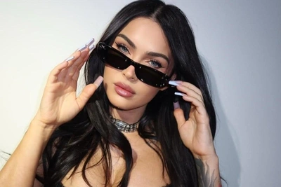 Провокация на грани: Меган Фокс вышла в свет в шелковом мини и чулках — фото