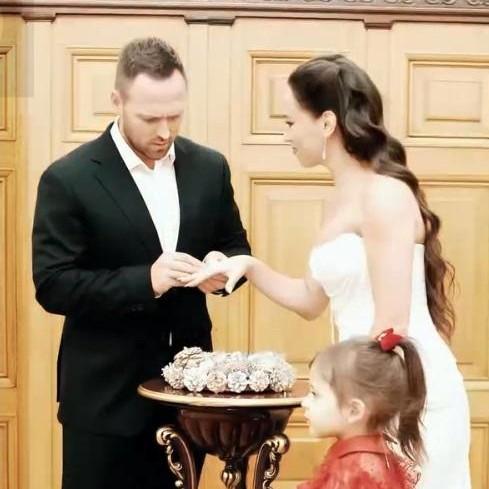 Бывший зять Шойгу Алексей Столяров сыграл свадьбу с танцовщицей: в загсе была дочь блогера