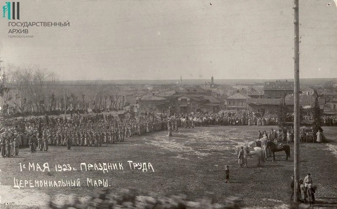 На Сенной (позже&nbsp;— Октябрьской) площади не только торговали, но и проводили массовые мероприятия. Фото 1923 года | Источник: Госархив Пермского края