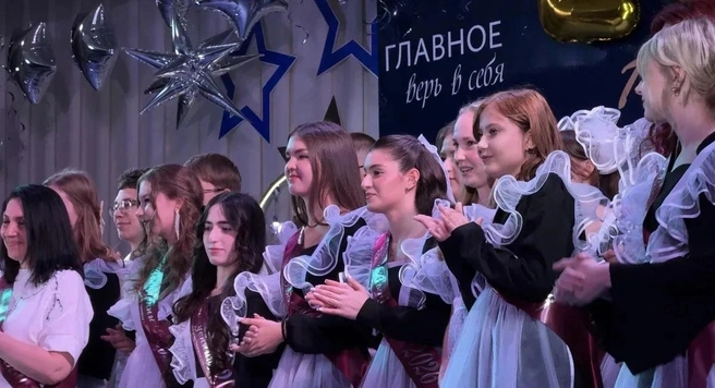 Белые кружевные фартуки&nbsp;— очень красивая традиция, согласны? | Источник: Администрация Тольятти