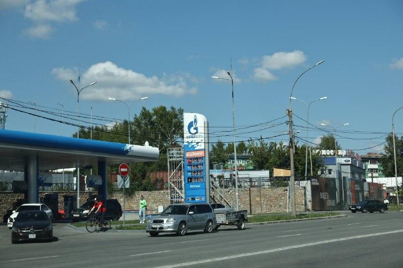 <p>Напротив Областной больницы табло показывает, что бензин есть, но машины оттуда уезжают, не заправившись </p>