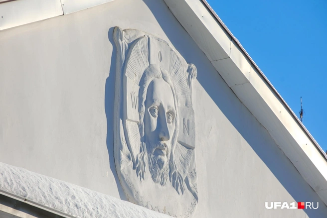 Смотрит на каждого, кто входит в храм | Источник: Булат Салихов / UFA1.RU