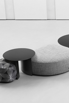 Коллекция Pierre, дизайн студии Contromano, Flou. Пуфы и столики можно комбинировать, создавая уникальные композиции.