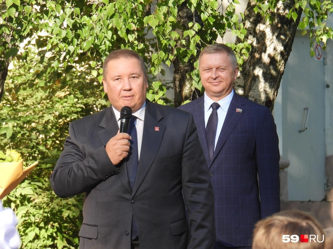 Глава Кировского района Михаил Борисов пообещал, в следующем году эту школу отремонтируют | Источник: Кирилл Хавизов / 59.RU
