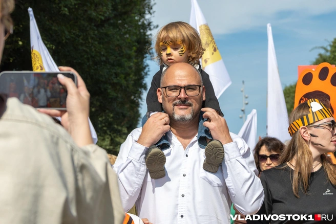 Глава города дал старт шествию, шагая с детьми в первой полосатой колонне  | Источник: Елена Буйвол / VLADIVOSTOK1.RU