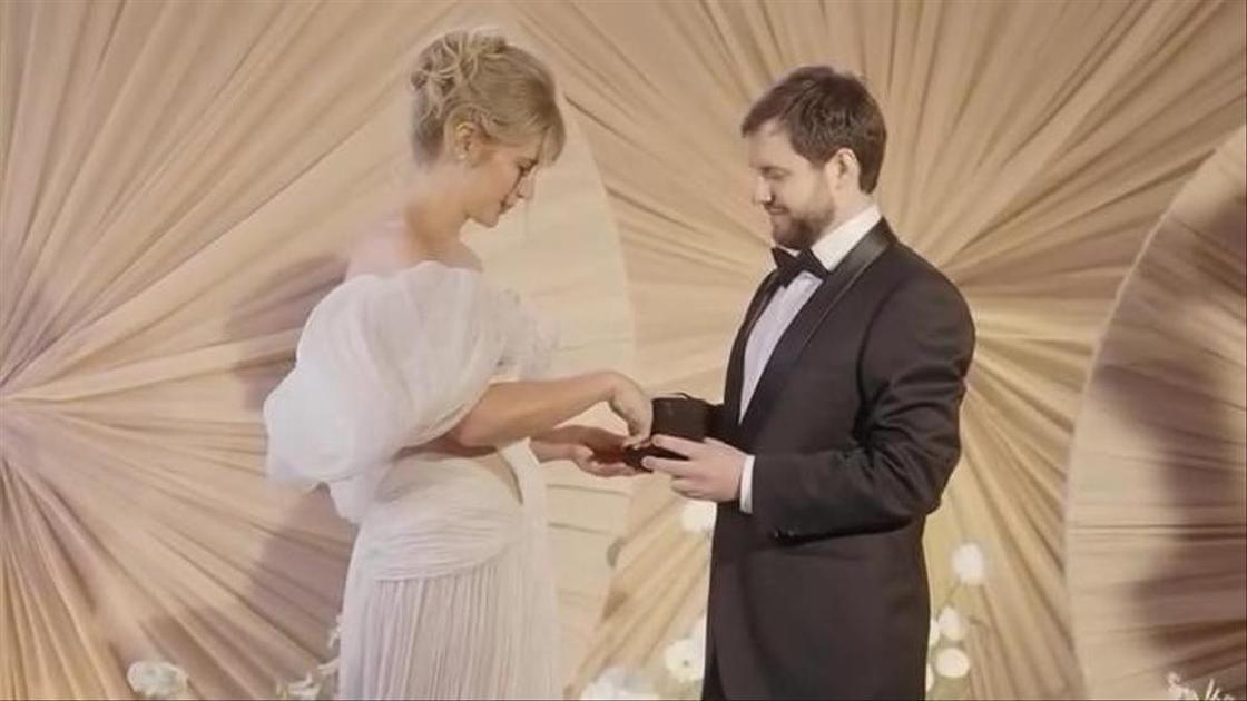 Тост от Гузеевой, шоу от &laquo;Ленинграда&raquo; и доберман с кольцами: свадьба дочери основателя &laquo;Кофемании&raquo; в 20 фото