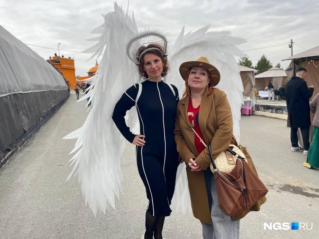 Надежда неожиданно для себя стала обладательницей крыльев. Рядом с ней&nbsp;— их создательница Марина | Источник: Алёна Золотухина / NGS.RU 