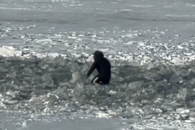 Спасение мужчины на Неве у стрелки Васильевского острова