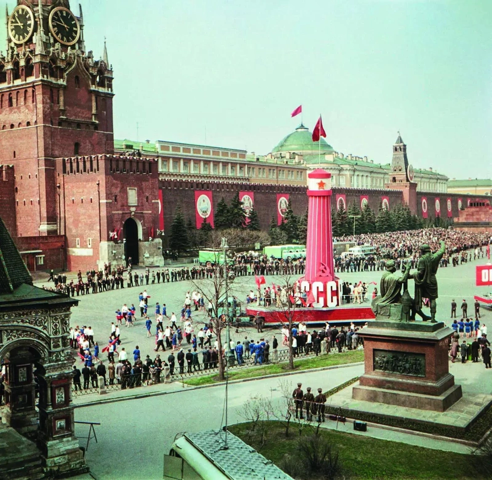 Первомай в самом центре Москвы в 1969 году | Источник: М. Чернов / Главархив Москвы