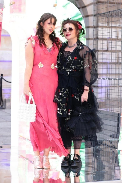 Нелл переросла маму!