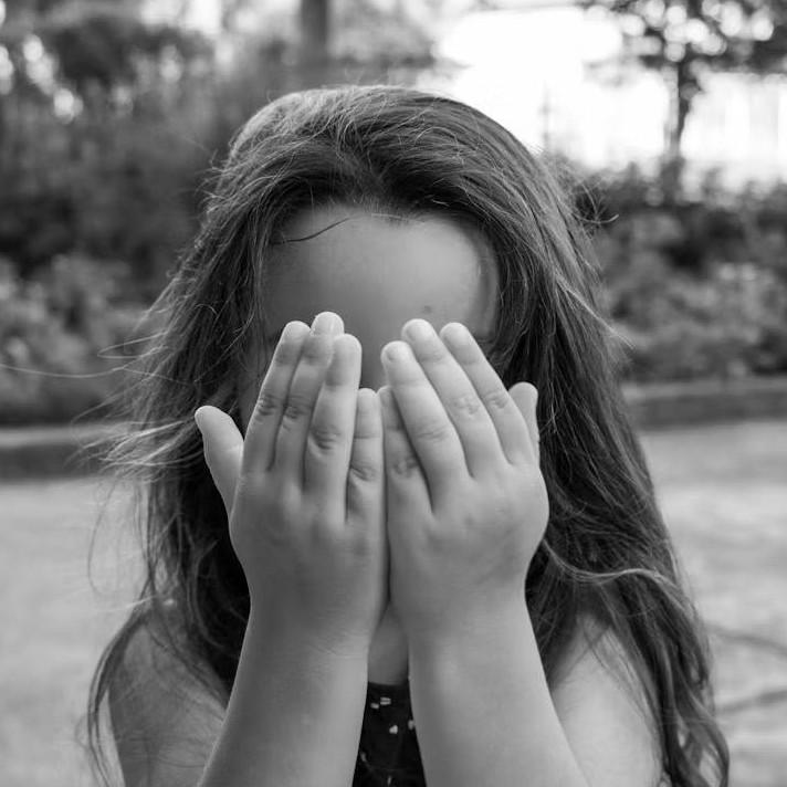 На Урале вооруженный разбитой бутылкой бомж изрезал лицо третьеклассницы: мужчина был судим за убийство