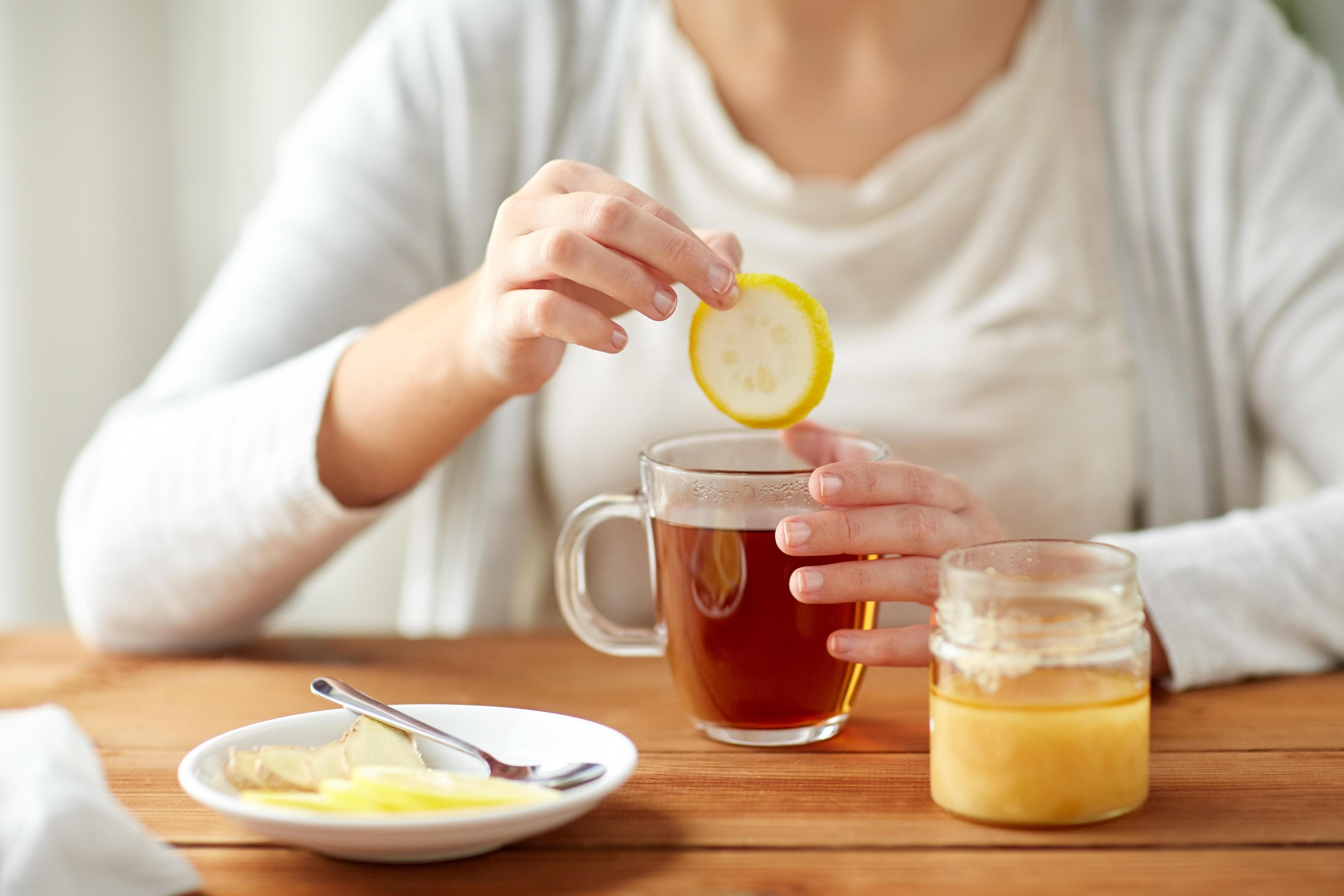 Жидкость при простуде. Чай с лимоном. Пьет чай с лимоном. Девушка пьет чай с лимоном. Обильное питье чай.