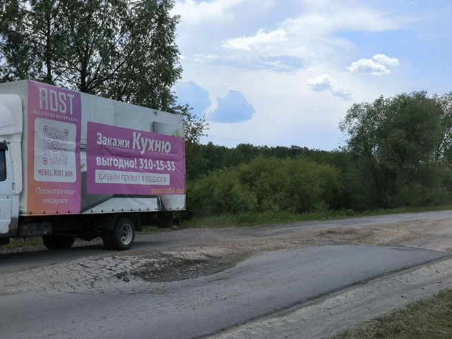 Заметить такие внезапные препятствия можно только по тому, как резко сбавляют скорость и начинают маневрировать другие водители | Источник: читатель НГС Андрей