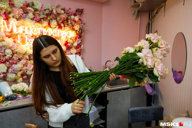 Москвичи покупают цветы 14 февраля | Источник: Артём Устюжанин / MSK1.RU