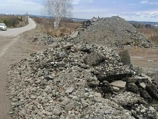 Старое покрытие дороги сгребли к обочинам | Источник: читатель E1.RU
