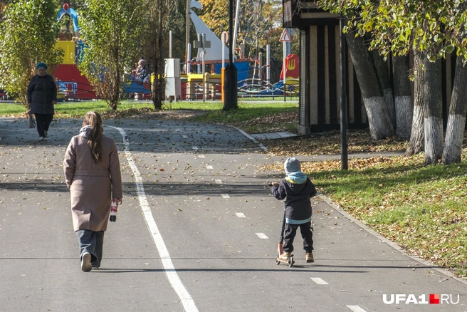 Мамы с детьми гуляют по парку | Источник: Булат Салихов / UFA1.RU