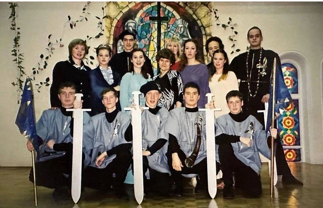 Актеры школьного театра и преподаватели-постановщики. Катерина Шпица — вторая слева в среднем ряду | Источник: архив школы № 28