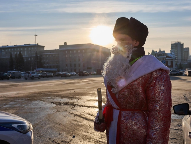 Поздравление автомобилистов в центре Новосибирска | Источник: Александр Ощепков / NGS.RU