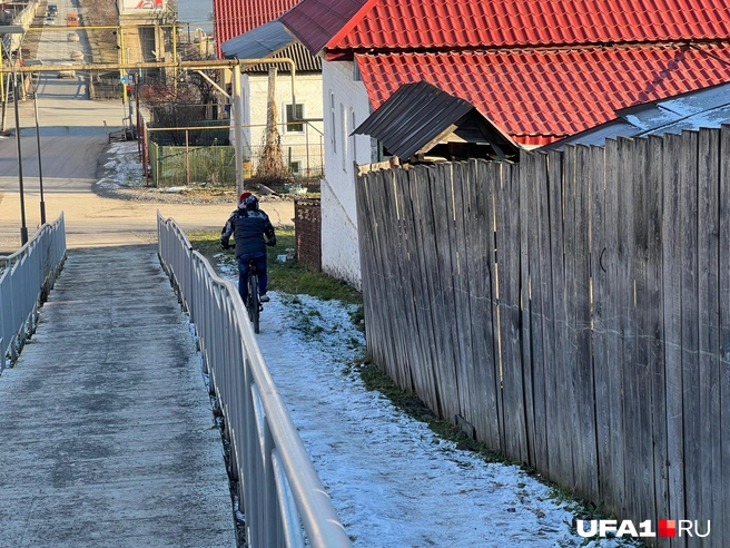 Мне говорили, что на великах съезжали и с той горы&nbsp;— небось тот же тип, что на фото | Источник: Андрей Бирюков / UFA1.RU