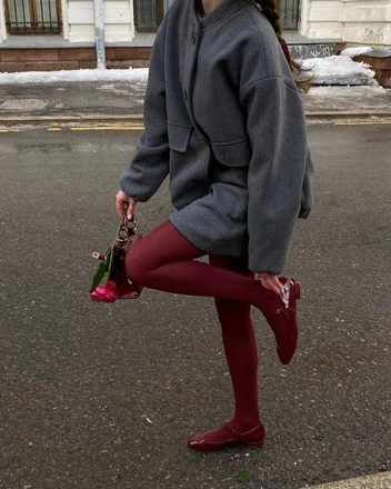 Цвет колготок повторяет цвет обуви, создавая непрерывную вертикаль&nbsp;— такой прием зрительно стройнит | Источник: ru.pinterest.com