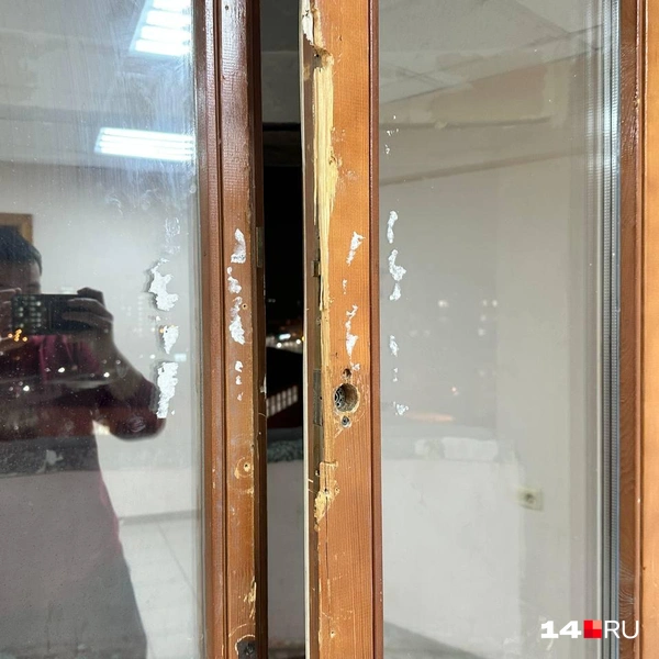 Сломанное окно читальни | Источник: Илья Константинов / 14.RU