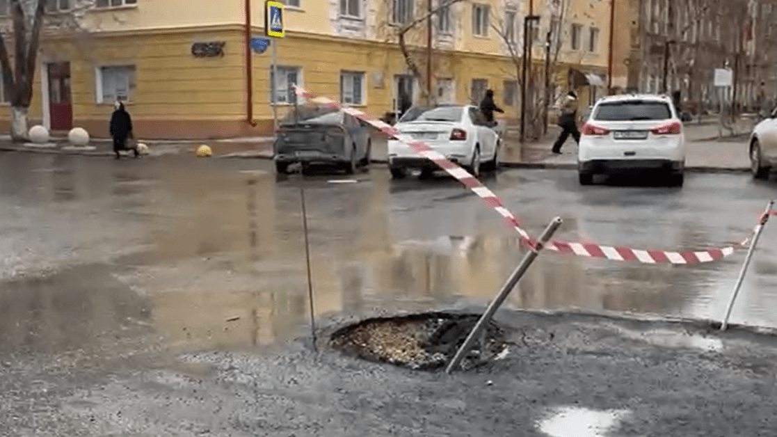 В центре Волгограда провалился асфальт над водоводом, судьбу которого просили расследовать Александра Бастрыкина