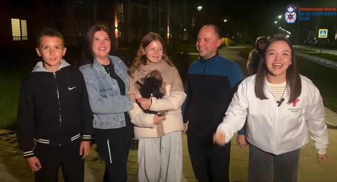 Ирина (в джинсовой куртке) встречать телеведущую вышла со своей семьей. Призовую квартиру продавать не будут: оставят детям на будущее | Источник: Телеканал «Тюменское время», Tyumentime / Vk.com