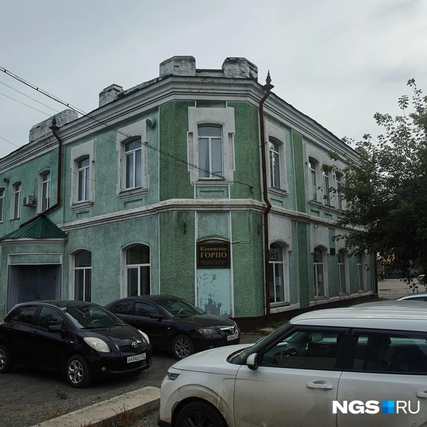 Это тоже дореволюционная постройка, но «облагороженная» советской штукатуркой-шубой | Источник: Александр Ощепков / NGS.ru