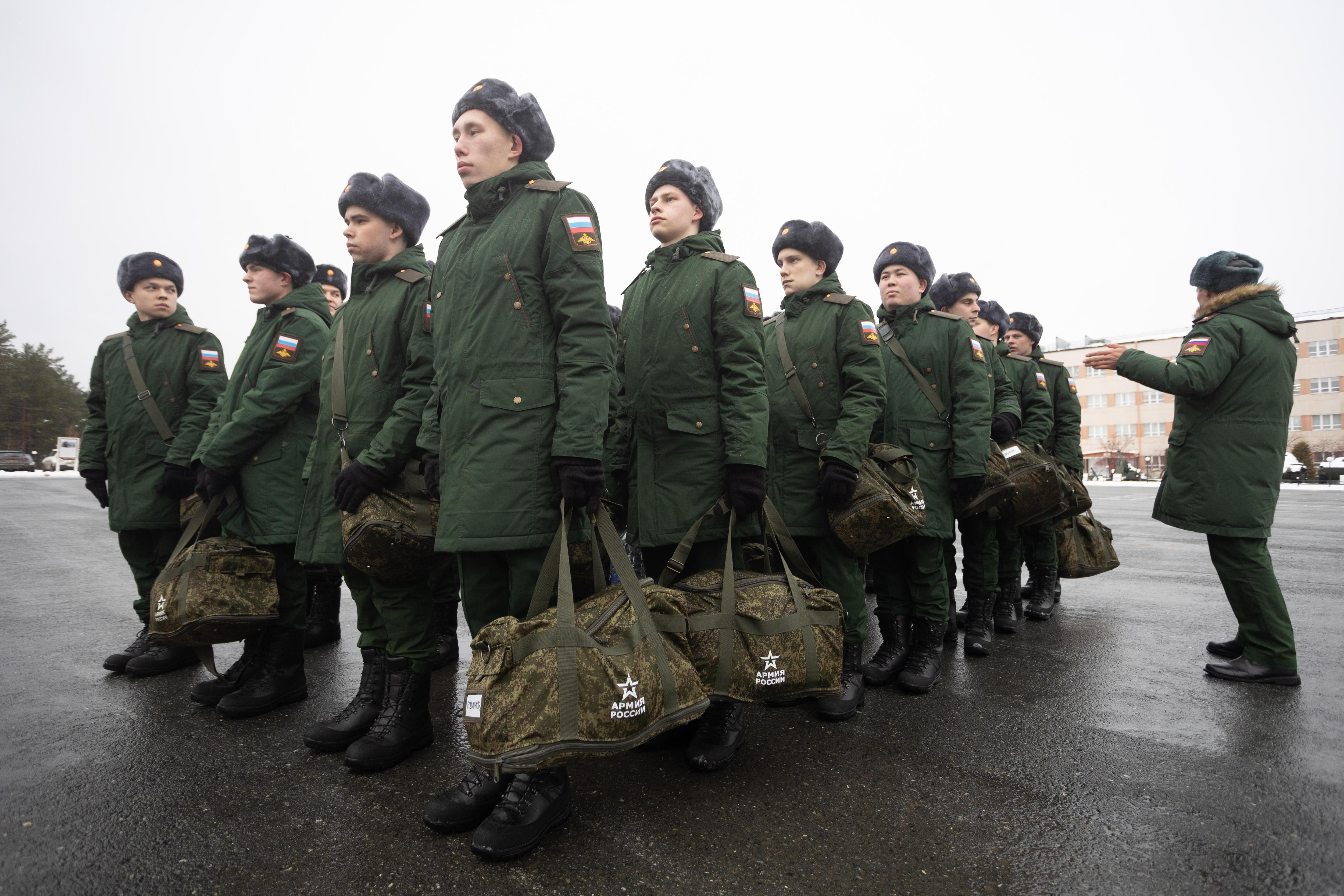 В октябре призывники начнут выезжать в воинские части, отправят ли их на СВО? Ответ уральского гене…