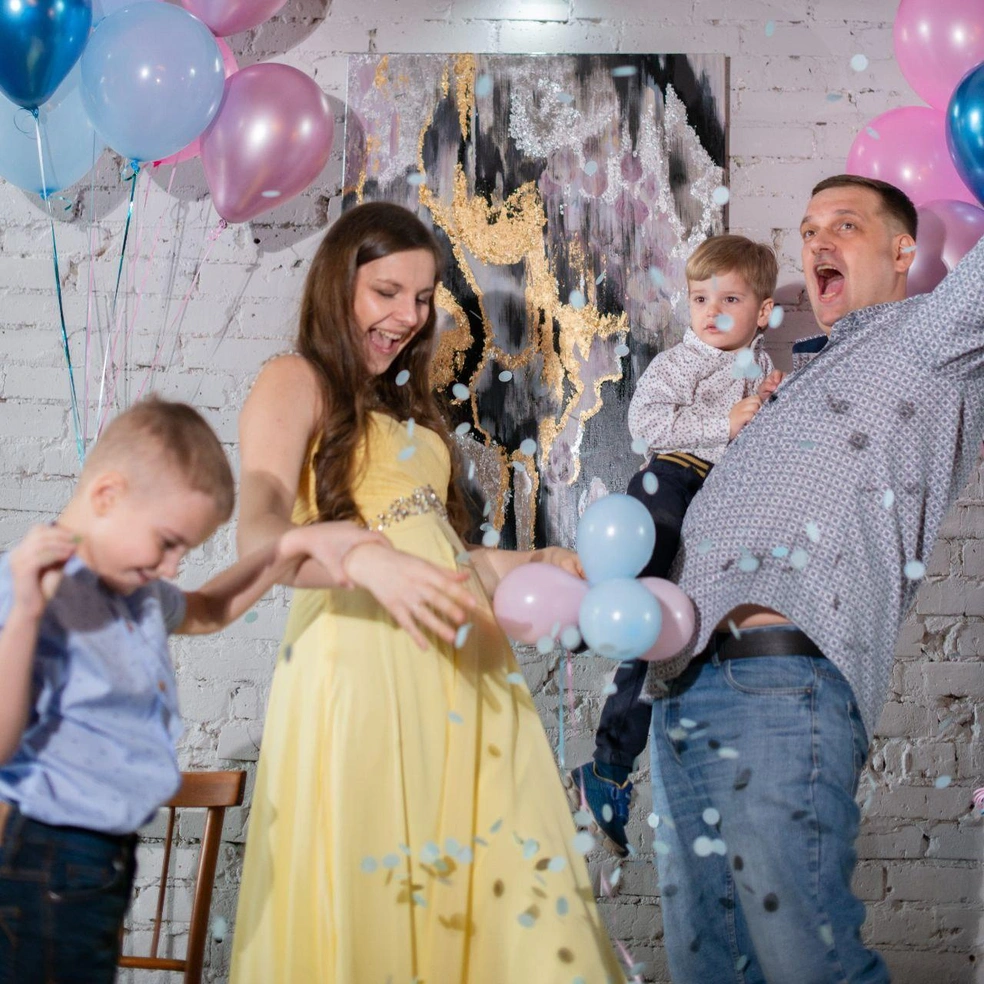 На фото — момент, когда Инна и Владимир узнают, что у них будет мальчик. Третий в семье | Источник: предоставлено Инной Барановой