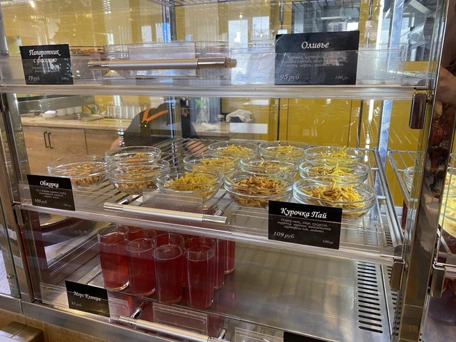 Выбор салатов достаточно большой | Источник: Ирина Господаренко / NGS22.RU