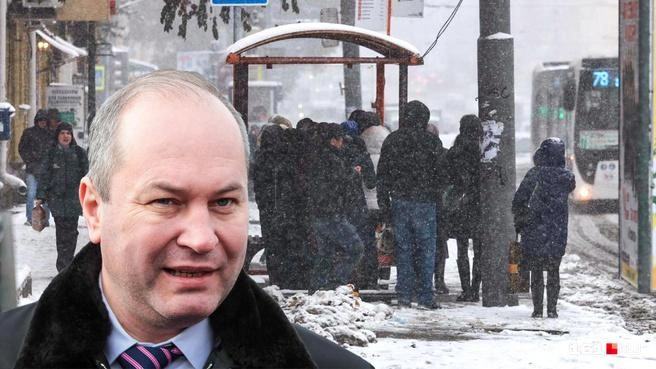 Кушнарев заявлял, что с каждым днем количество транспорта увеличивается. Но люди, мерзнущие на остановках в ожидании транспорта, с ним не согласились | Источник: Александр Подопригора / 161.RU