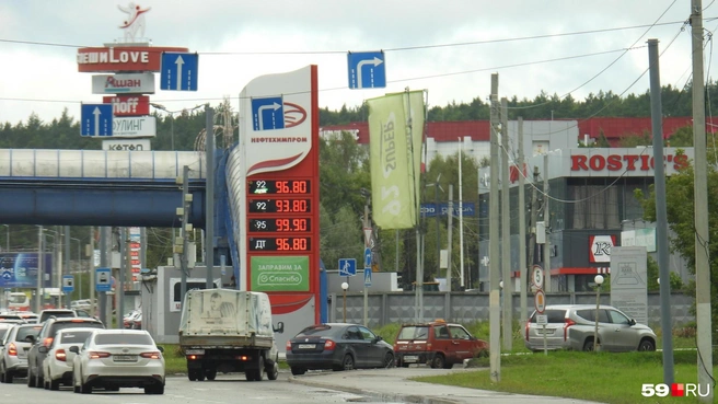 За дорогим бензином «Нефтехимпрома» вновь очереди | Источник: Кирилл Хафизов / 59.RU