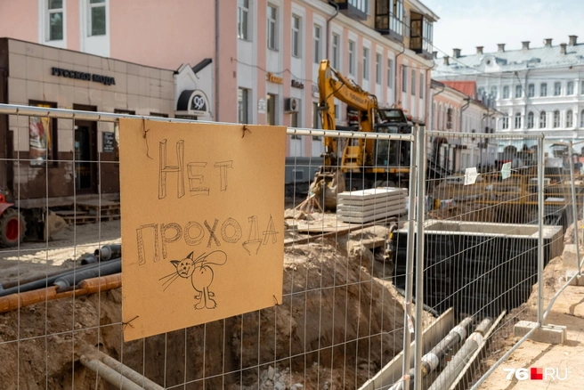Для передвижения в переулке появились два мостика и несколько паллетов | Источник: Александр Куренной / 76.RU