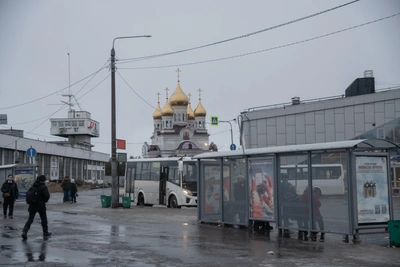 В Архангельске дворнику предложили проездной для уборки остановок