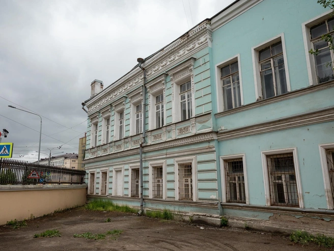 Необычный ракурс на дом с Атлантами — особняк купца И. Н. Дунаева. | Источник: Александр Куренной / 76.RU