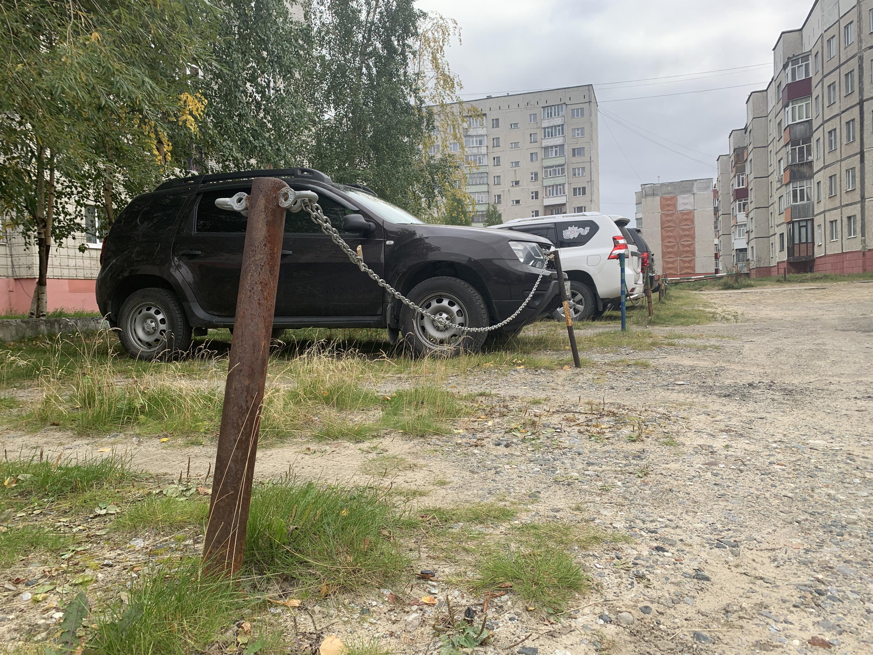 Как избавиться от самовольной парковки и столбиков во дворе в Сургуте,  ХМАО, 21.09.2022 г. - 21 сентября 2022 - 86.ру