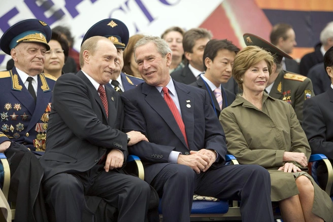 Владимир Путин и Джордж Буш — младший на параде Победы в 2005 году | Источник: White House, photo by Eric Draper