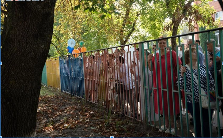 В школу на лодке, Дед Мороз на линейке и другая дичь на линейках 1 сентября в разных городах