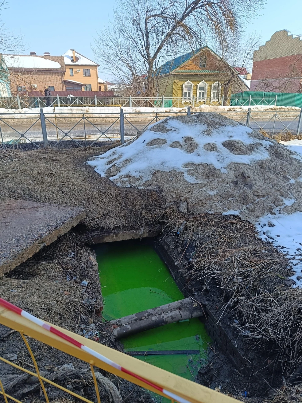 После добавления красителя вода из теплосетей стала зеленой | Источник: Марина Давыдова / Vk.com