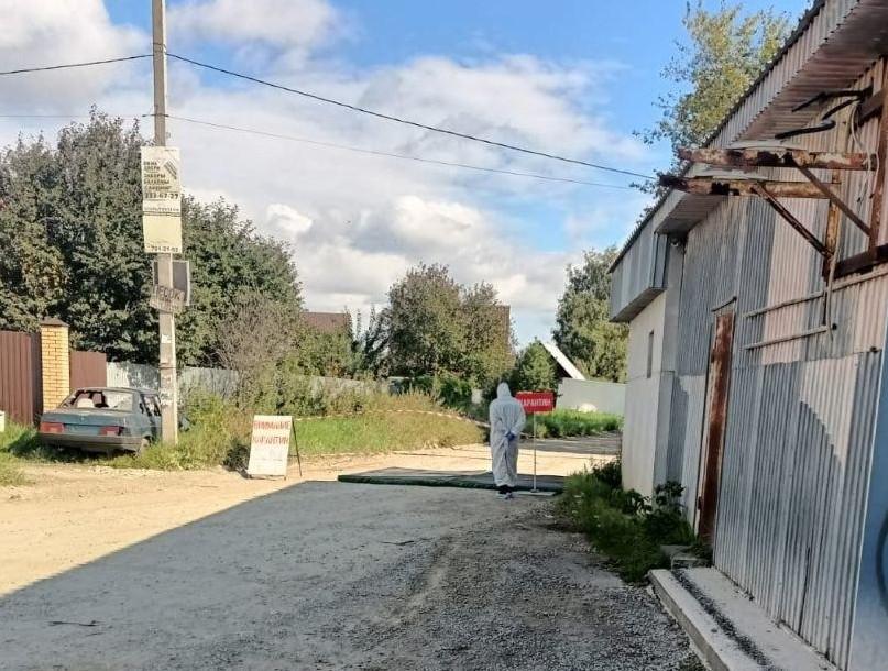 В Челябинске заметили людей в защитных костюмах и закрытый из-за карантина въезд. Что происходит