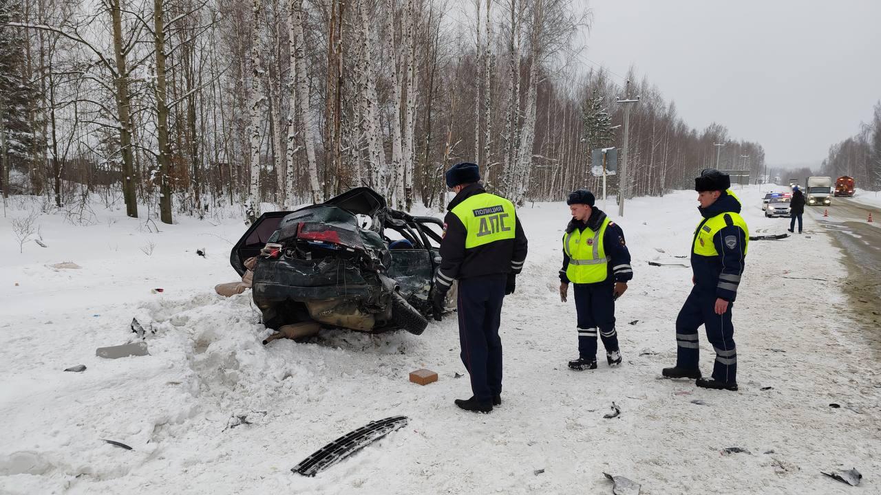 На подъезде к Кировграду девушка за рулем легковушки врезалась в грузовик,  она погибла на месте - 7 февраля 2024 - Е1.ру