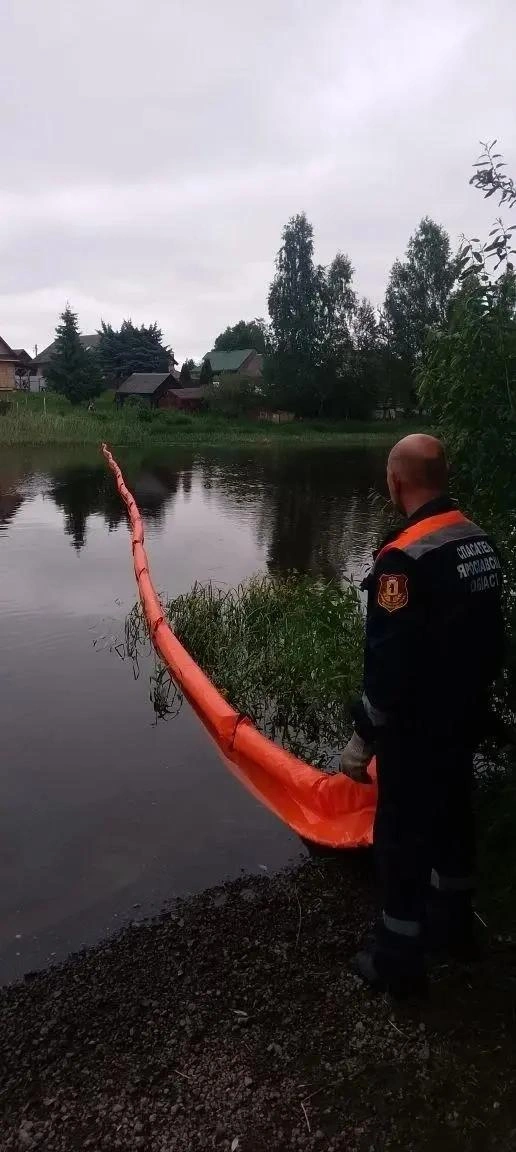 Для предотвращения распространения загрязнения в Рыбинское водохранилище и на реке Волготне установлены боновые заграждения | Источник: администрация Рыбинского муниципального округа / vk.com
