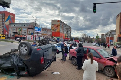 ДТП в Тутаеве: одна машина перевернулась, вторая на тротуаре