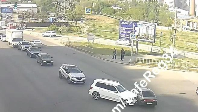 Водитель Mercedes попытался уехать с места аварии, но машина отбросила госномер… | Источник: ГКУ «Безопасный регион» / Vk.com